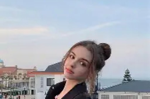 女星超大牌排场惹热议与男助理亲密举动引全网吵翻 女星超大牌排场惹热议与男助理亲密举动引全网吵翻